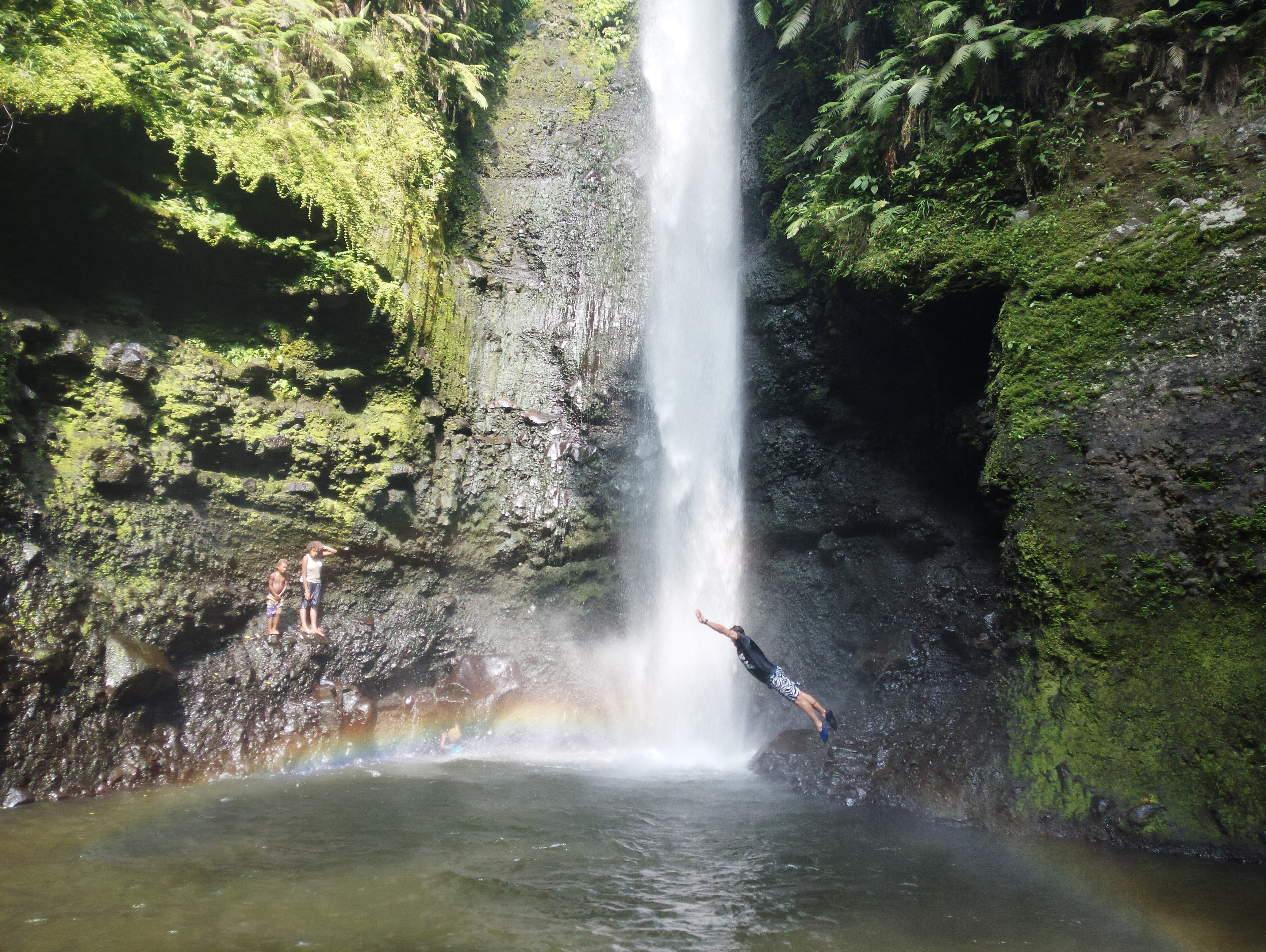 멜레 캐스캐이드 폭포 Mele Cascade waterfalls